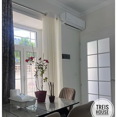 Treis House Берат
