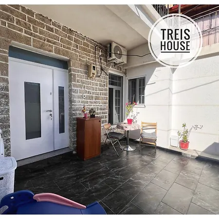 Treis House Дом отдыха Берат